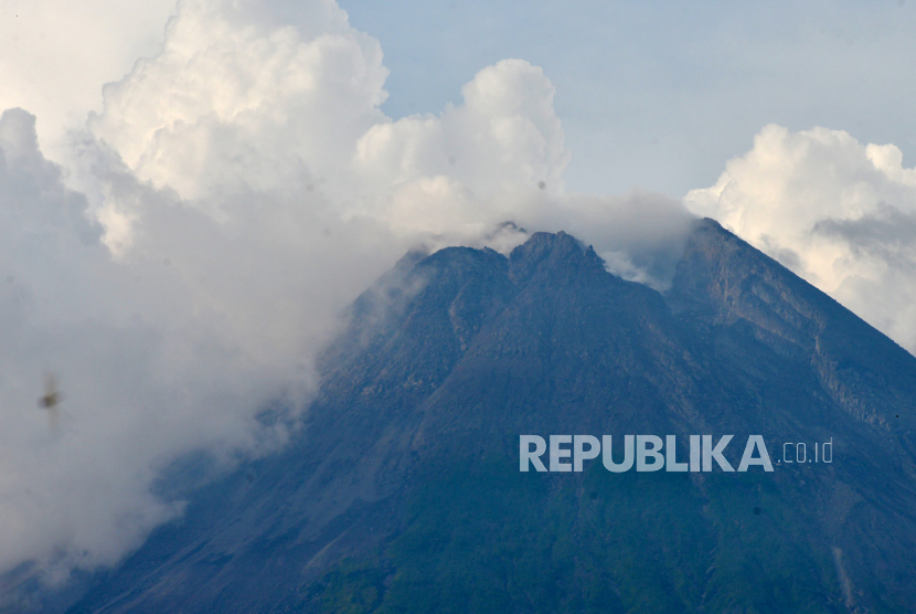 Gunung Merapi Luncurkan Awan Panas Masyarakat Diimbau Jauhi Daerah