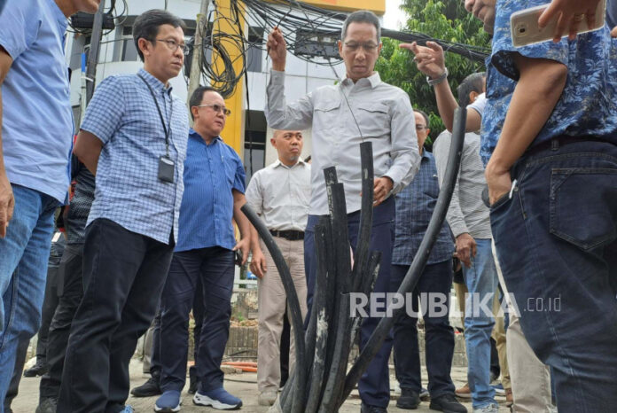 Penjabat (Pj) Gubernur DKI Jakarta, Heru Budi Hartono saat meninjau lokasi kabel semrawut di Jalan Gunung Sahari, Jakarta Pusat, Sabtu (18/3/2023).