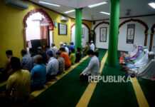 Jamaah melaksanakan Shalat Tarawih di Masjid Lautze, Jakarta. ilustrasi