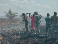 Anggota Koramil 06/TM Laksanakan Pemadaman dan Pendinginan Karhutla di Pujud