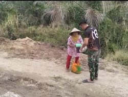 Ungkapan Terimakasih, Ibu-ibu Rokan Baru Pesisir Suguhkan Makanan Ringan dan Kopi Untuk Satgas TMMD ke-125