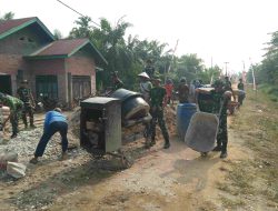 Gotong Royong di Jalan Nangka, Warga dan Satgas TMMD ke-125 Bahu Membahu Bangun Semenisasi Jalan