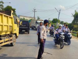 Di Balik Kemacetan Bukit Timah, Ada Petugas Dishub yang Tak Kenal Lelah Demi Kelancaran Lalu Lintas