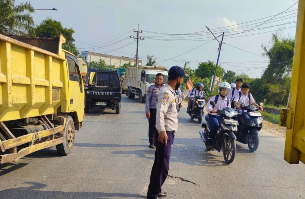 Di Balik Kemacetan Bukit Timah, Ada Petugas Dishub yang Tak Kenal Lelah Demi Kelancaran Lalu Lintas