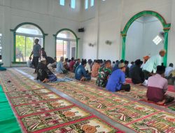 Satgas TMMD ke-125 Kodim 0321/Rohil dan Warga dalam Sholat Jumat Berjamaah di Masjid Jami Al-Hidayah Perkuat Kemanunggalan