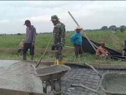 Satgas TMMD ke-125 Kodim 0321/Rohil Bersama Warga Bahu Membahu Atasi Tantangan Becek di Semenisasi Jalan SK 7