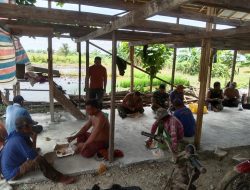 Perkuat Kemanunggalan Dengan Rakyat, Satgas TMMD ke-125 Kodim 0321/Rohil Makan Siang Bersama di Lokasi Semenisasi Jalan SK 7