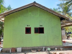 Rehabilitasi Rumah Bapak Slamet Selesai 100 Persen dengan Sentuhan Keramik, Cat Putih, dan Instalasi Listrik