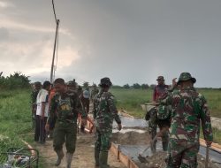 Targetkan Selesai Jelang Penutupan, Satgas TMMD ke-125 Kodim 0321/Rohil dan Warga Kebut Penyelesaian Semenisasi Jalan SK 7