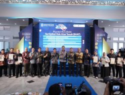 Serahkan Sertipikat ke Penggiat UMKM di Garut, Wamen Ossy Harap Masyarakat Dapat Kembangkan Usaha dan Tingkatkan Taraf Ekonomi